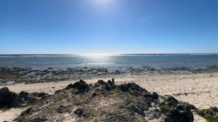 據說曾經有個裝有五穀種子的罐子漂流到此，這裡就成為了五穀發祥地傳說的海邊。