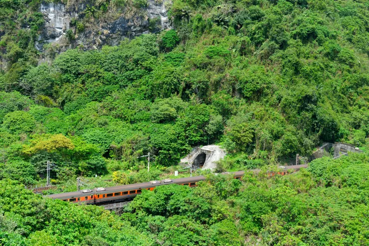 【觀景台左近可俯瞰北迴線清水隧道,正好一輛列車經過。】