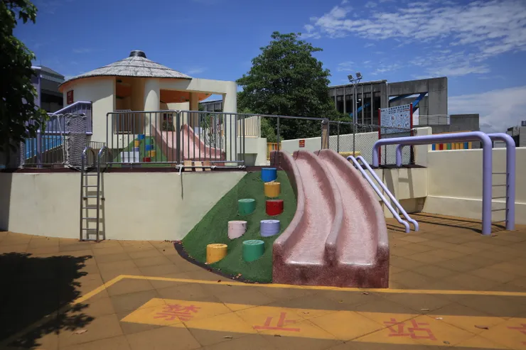 連結二、三層用的梯子、樓梯與溜滑梯