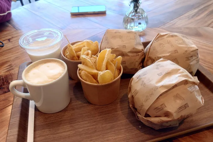 我們點了「豬鹿豬鹿漢堡」還有「鱒魚山葵塔塔醬漢堡」套餐