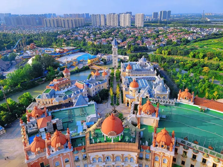 ▲東經120觀光塔高120米，每次可承載近百餘人，全程10分鐘，可以360度旋轉上升，登上塔頂，以無敵視野眺賞環球恐龍城全景和常州美景。（攝影／水靜葳環遊世界366天）