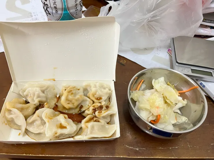 李家刀削麵館的高麗菜水餃跟台式泡菜，水餃吃了兩顆才想到拍照。
