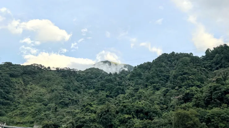 往上看是飄逸的山景,往下看是一棟棟交雜座落的溫泉旅館