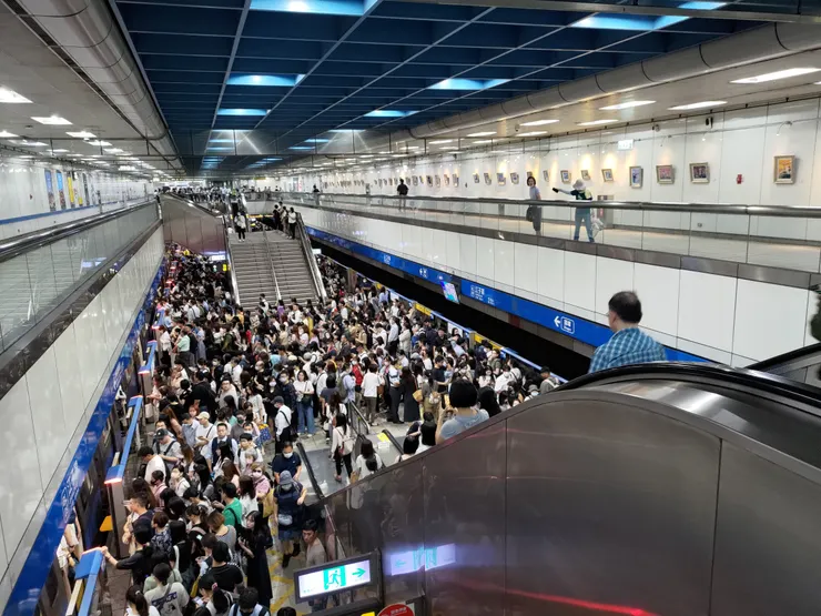 圖示：早上上班時段的北捷板南線江子翠站月台，擠滿搭車的乘客。圖片來源為張居隱：https://www.shutterstock.com/zh-Hant/image-photo/2563940351