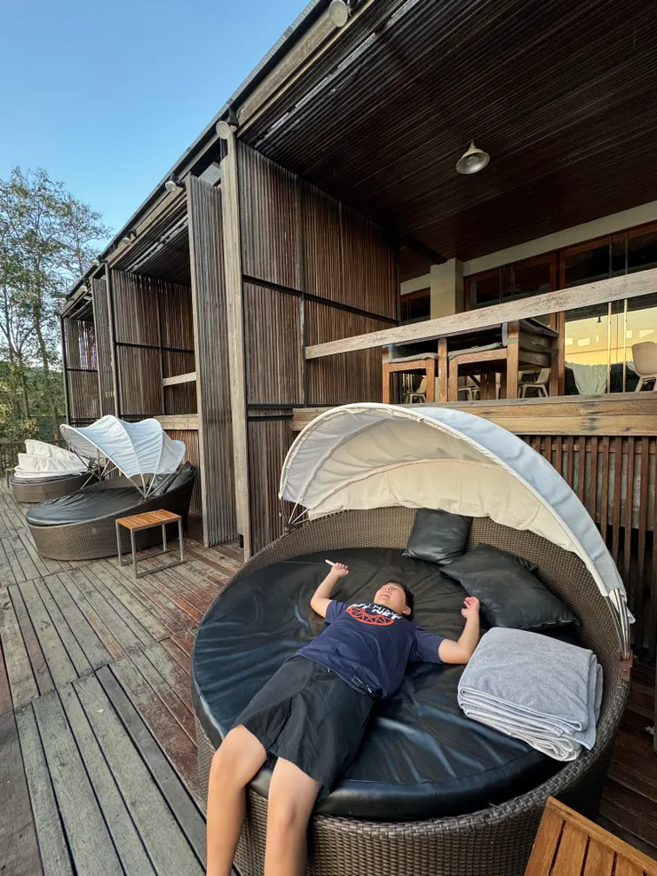 弟弟游累了起來昏迷一下