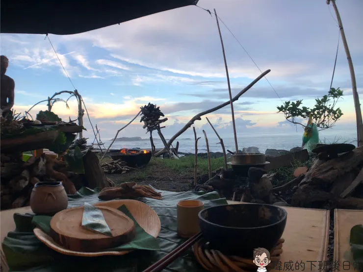 傍晚的晚霞渲染著雲朵 海浪輕打得浪淘聲響 讓威還沒享用餐點就已經被這樣的美景感動到不行