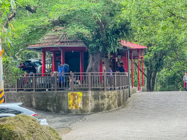 塩粿山土地公廟,設有停車場及厠所。大凍山起登的山友車子可以停這裡,不過假日人潮多需提早哦~