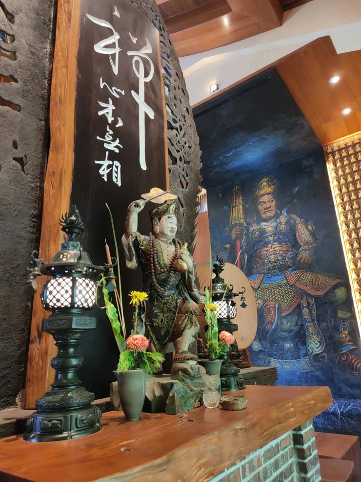 主殿內除大佛外還有四大天王畫，大佛後方是濟公活佛。