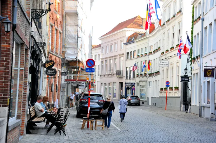 【陽光下市街充滿幾何形狀與色彩 別問任一小巷的名只管往裡面踩】