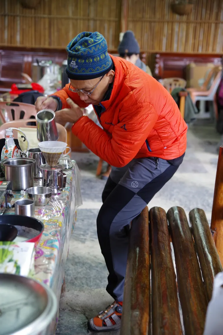 咖啡達人方中大大，認真的為大家煮手沖咖啡，專注的表情，令人讚賞！