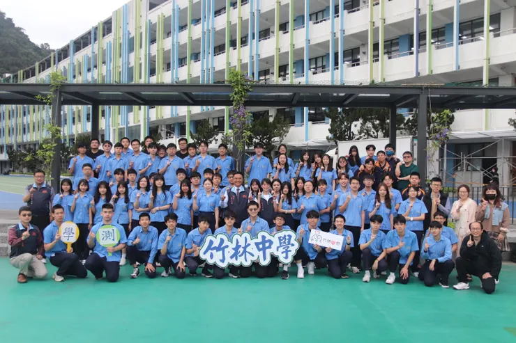竹林中學學測達頂標學生與師長校園合影，定格的不只是成績，更是一段共同完成的青春與榮耀。