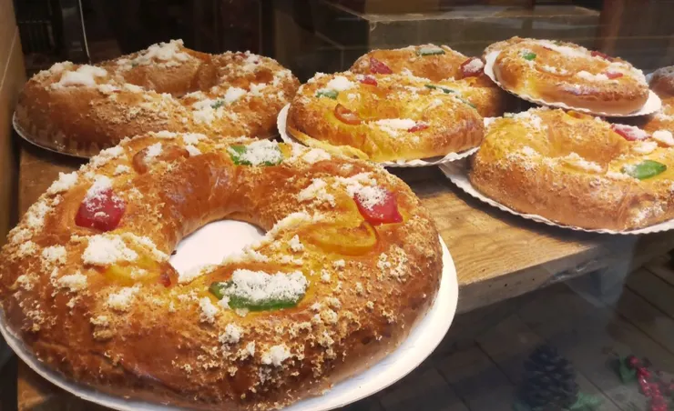 圖片來源：食物典，社區附近糕點店櫥窗內的Roscón