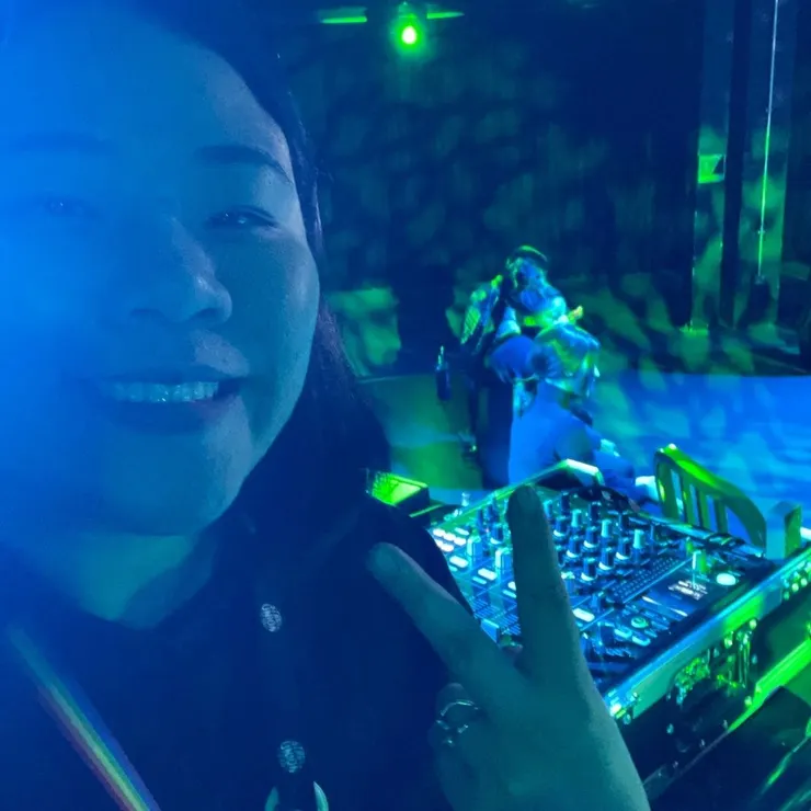 在學校派對裡擔任一日DJ。