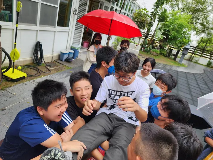 上華國高中部:結合蒙特梭利理念的高品質自學環境,探索自由、實踐農場活動與微觀經濟的理想校園 台南實驗國高中