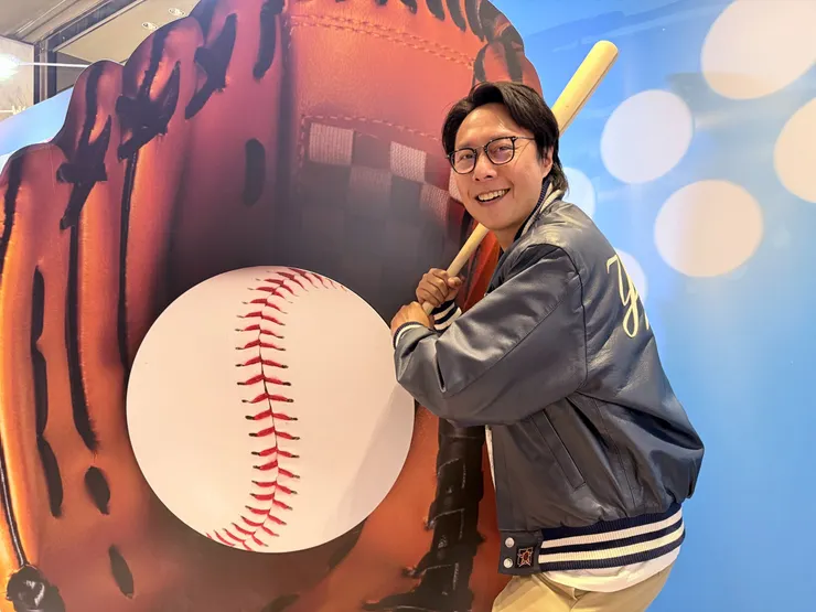 ▲「港仔台爸」金鐘主持張啟樂出席棒球主題 MLBPA官方授權商品快閃店活動。(圖/創新聞記者陳光蘊翻攝2026.03.08)