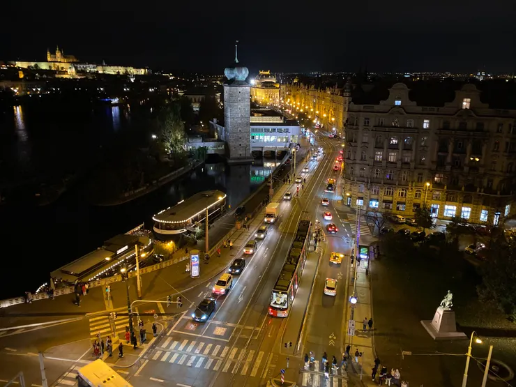 從酒吧頂樓往下望 Masarykovo nábř 街上的車流