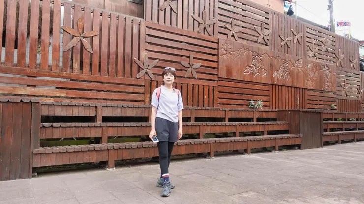 舉辦Mayasvi祭儀的會所「Kuba(庫巴)」旁的木雕裝飾觀禮台