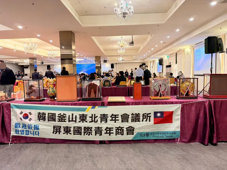 現場佈置精美，展示了台日韓三方友好的紀念資料。)