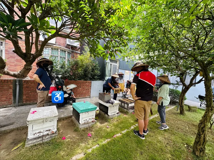 行動不便身障兒與蜜蜂的近距離接觸