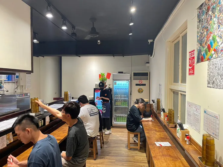 店內簡單乾淨且明亮