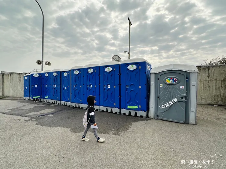 現場備有流動廁所解決生理需求。