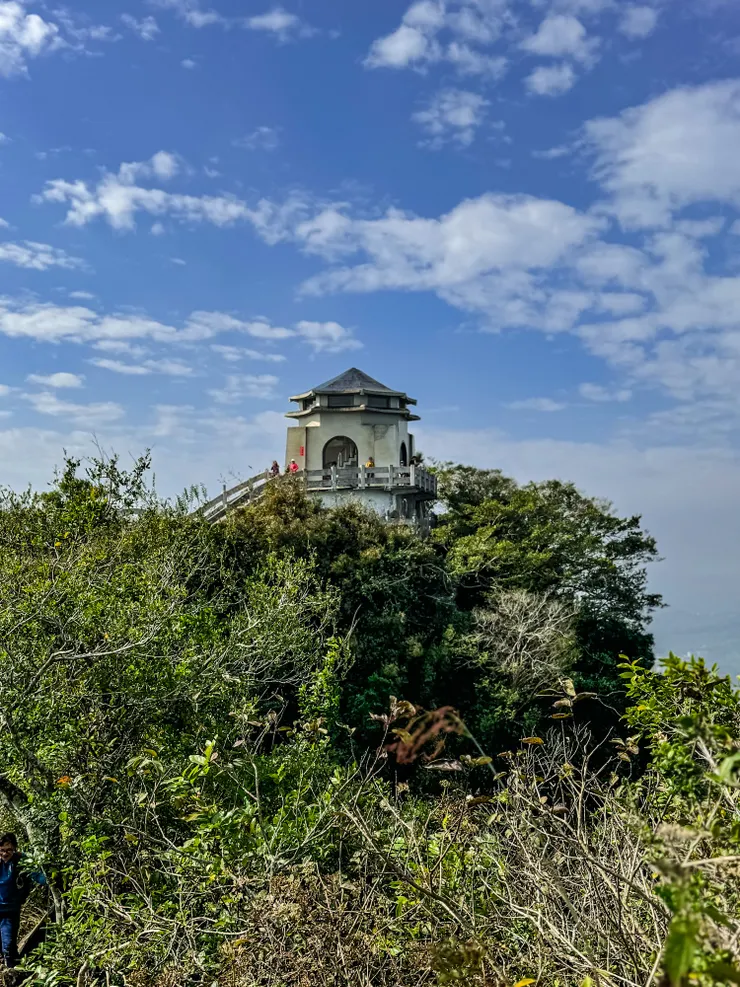 這個拍照點人多腹地小，趕緊拍一張快步離快。