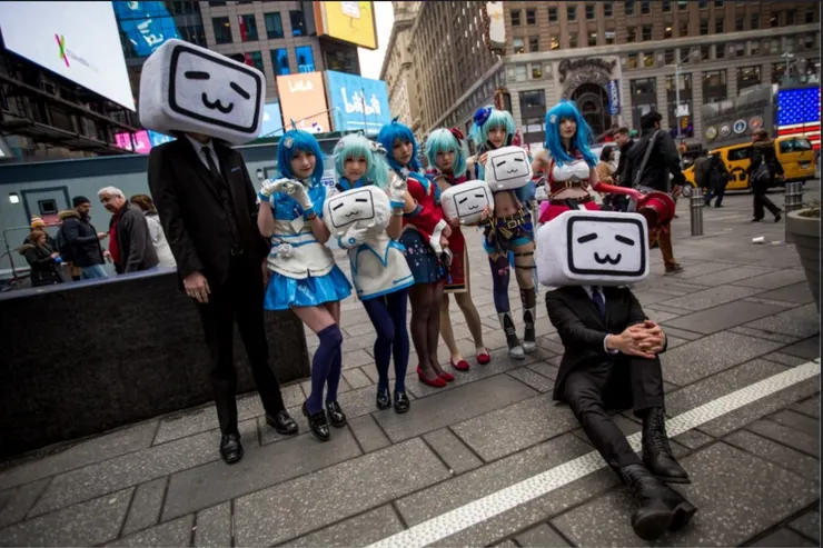 2018年3月28日，嗶哩嗶哩在美國納斯達克證券交易所掛牌上市，參與者在場外扮裝合照。攝：Michael Nagle/Bloomberg via Getty Images