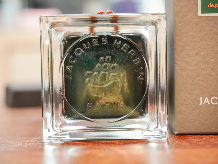 圖五:瓶身底部,由圖片可見金銀粉因地心引力往下掉。