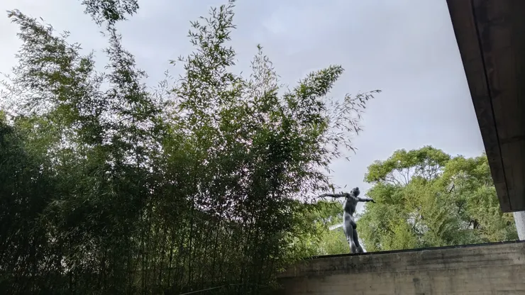 舞者雕像的另個拍攝視角
