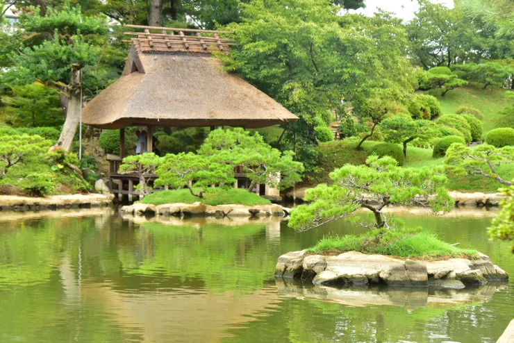 一旁的悠々亭，秋天也是很好的賞楓拍攝點