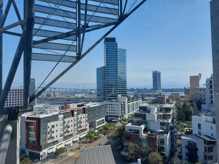 圖書館的頂樓九樓有個觀景台，同一層樓也有個藝廊。可惜伍德造訪時，藝廊正在換展。