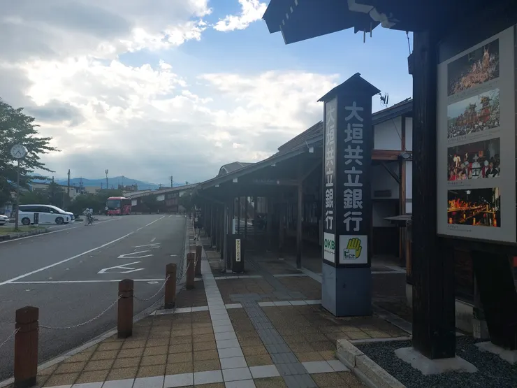 這個地方在飛驒古川站左手邊，大概從這個位置拍過去非常還原電影裡的場景~