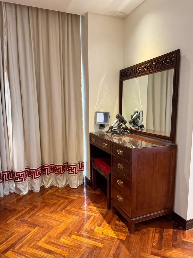 請看窗簾下方的花紋