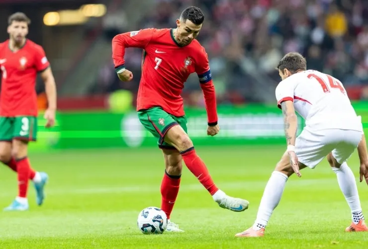 C.朗拿度盤球騙過對手後防球員