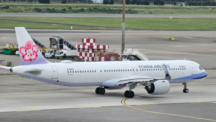 每次看到華航的空中巴士A321neo客機!都會想到網紅「鷹式一家」!