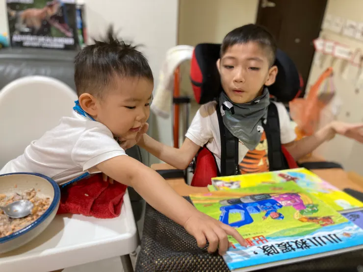 20201204喜愛聽媽媽說故事的祐懿~