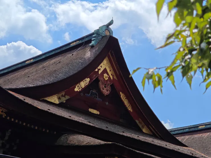 本殿西側的檜木屋頂、金色裝飾和精緻懸魚木雕