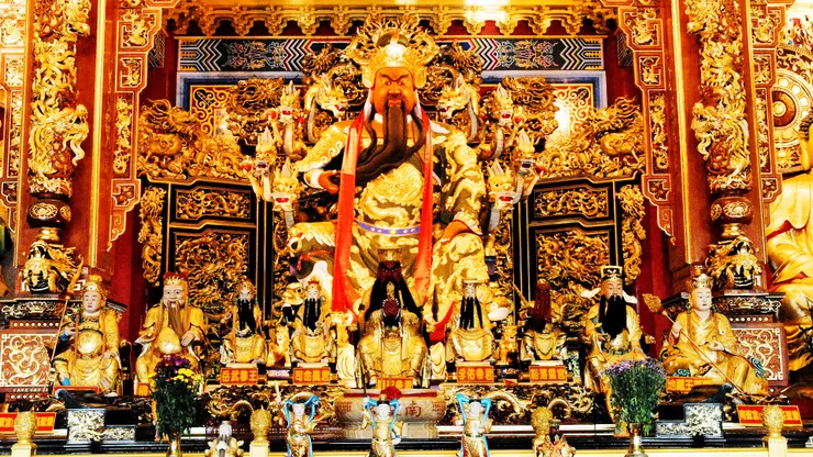 坐姿的關聖帝君（圖片截圖於網路）