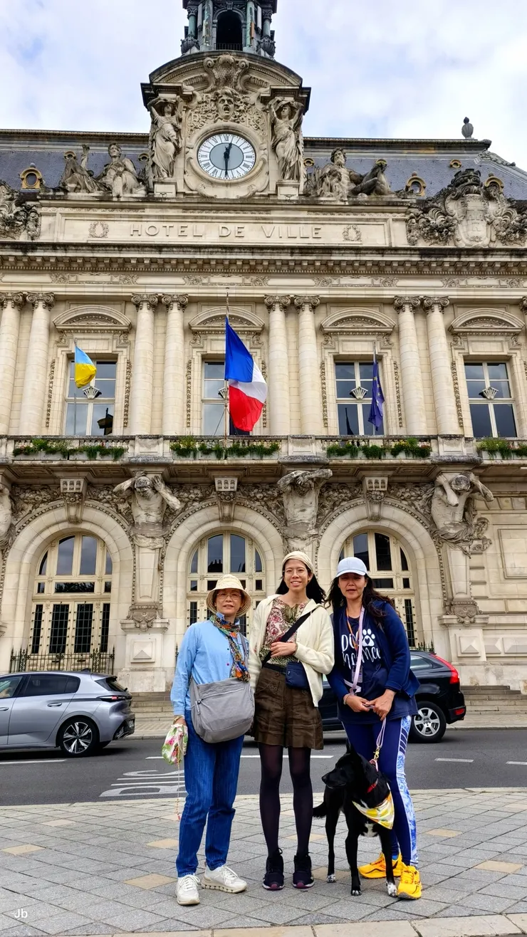 【三人一狗在市政廳前合照】