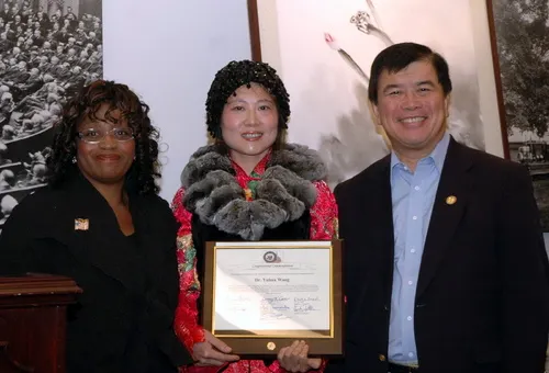 國會議員分組聯名頒發獎狀褒揚王玉花在東西文化藝術上對美國與人類的貢獻