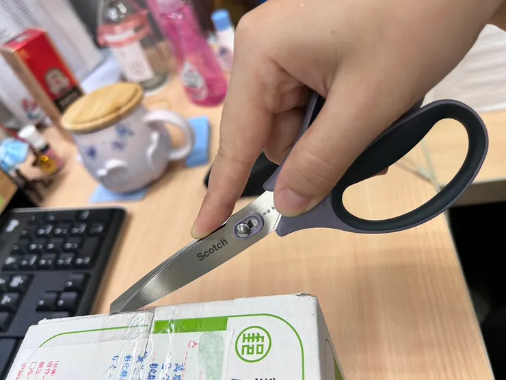 刀片特殊設計,讓包裹的側邊膠帶也能輕鬆划開