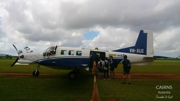 小型飛機，裡面沒有座位，每個人都是坐在地板上，方便跳傘時挪到門邊