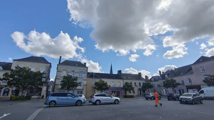 【没趕上布萊諾之家的薄餅快餐車！14：00趕到市集廣場(Pl. du Marché, 53170 Meslay-du-Maine)時，已不見餐車踪影。】