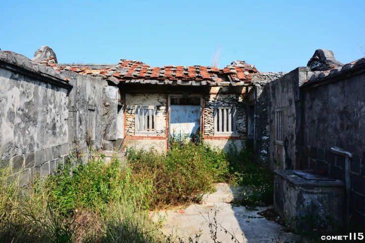 一路上不少房子感覺很久沒人住了