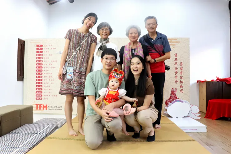 【4代同堂度晬完成，合照一張。】
