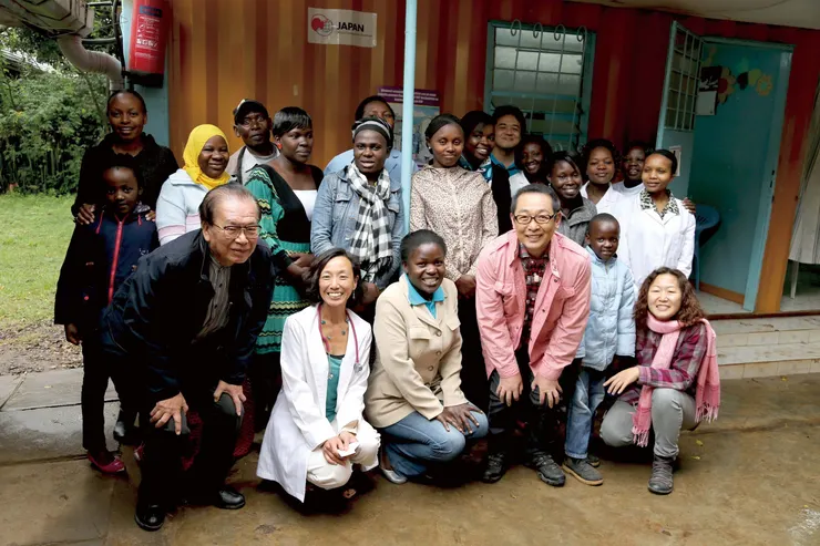 第一排最左邊戴眼鏡者為柴田醫生,右邊戴眼鏡者為佐田雅志