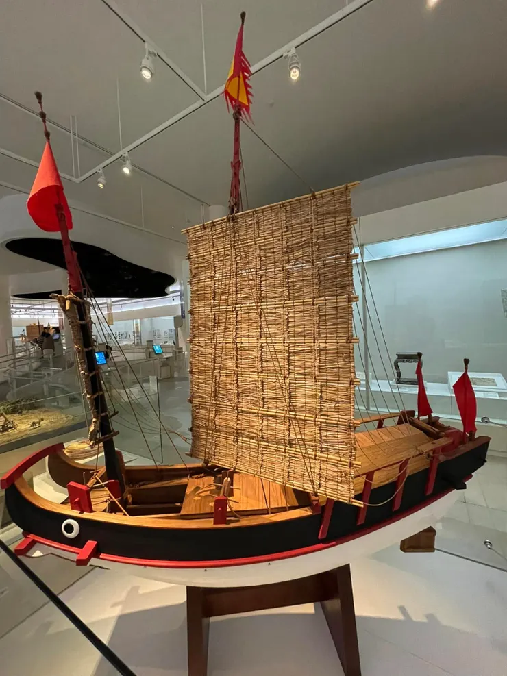 琉球身為島國，長期依賴與明帝國、日本的貿易作為經濟命脈，圖為沖繩縣立博物館的琉球貿易船模型，我一直覺得上面有一顆眼睛很像鯨魚很可愛XDD