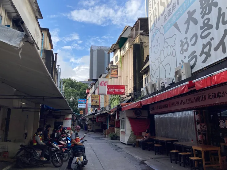曼谷 Sukhumvit Soi 24/1 這景象就快要消失了