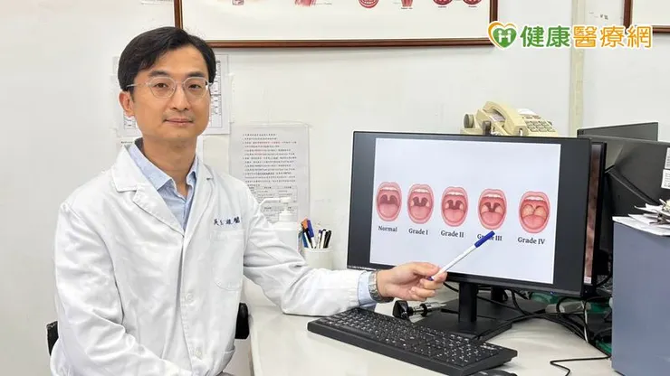 國軍高雄總醫院耳鼻喉科吳丕雄醫師說,扁桃腺較大容易使得呼吸道狹窄,除了在感冒時併發嚴重的扁桃腺炎,還可能提高罹患阻塞型睡眠呼吸中止症的風險。