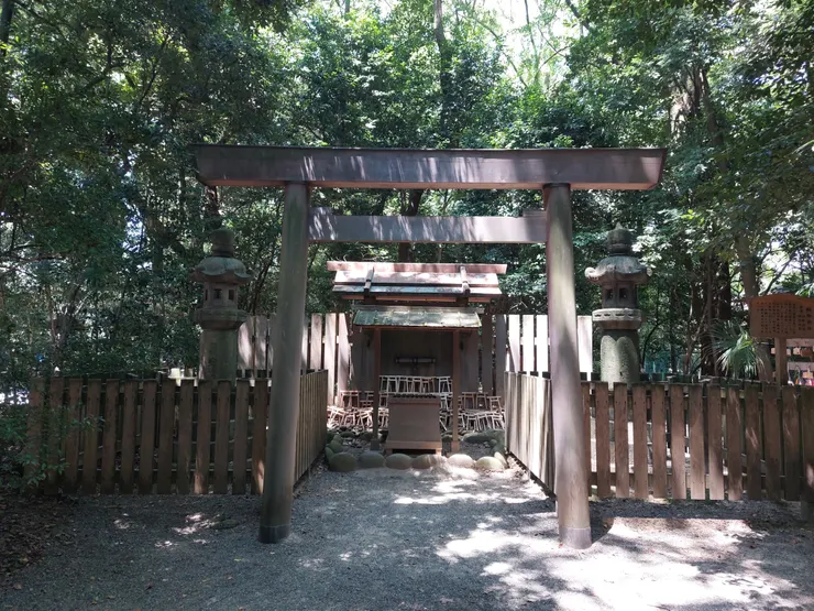 在前往神宮的路上，有時會發現這這種小小的神社，前面也都有鳥居，畢竟神宮其實也算是由眾多神社聚集起來的地方